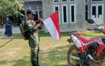 Babinsa Desa Koto Pait Beringin Ajak Warga Kibarkan Merah Putih, Sambut HUT RI ke-80
