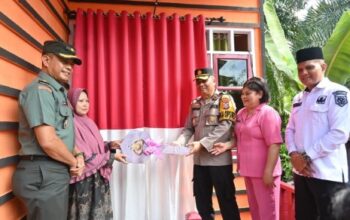 Polres Labusel Serahkan Kunci Bedah Rumah untuk Ibu Ariani, Bukti Kepedulian Polri bagi Warga Kurang Mampu