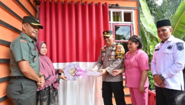 Polres Labusel Serahkan Kunci Bedah Rumah untuk Ibu Ariani, Bukti Kepedulian Polri bagi Warga Kurang Mampu