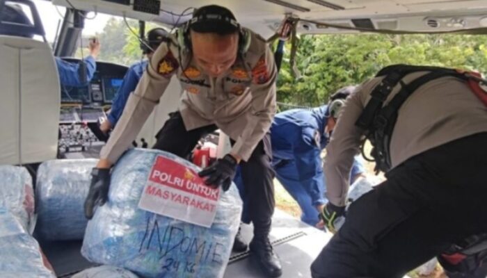 Polda Sumut Salurkan Bantuan ke Daerah Terisolir Lewat Helikopter
