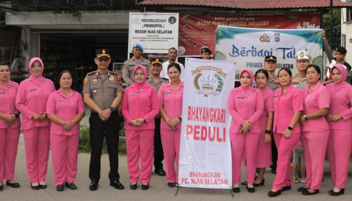 Ramadan Penuh Kepedulian, Polres Nias Selatan Tebar Takjil untuk Warga Teluk Dalam