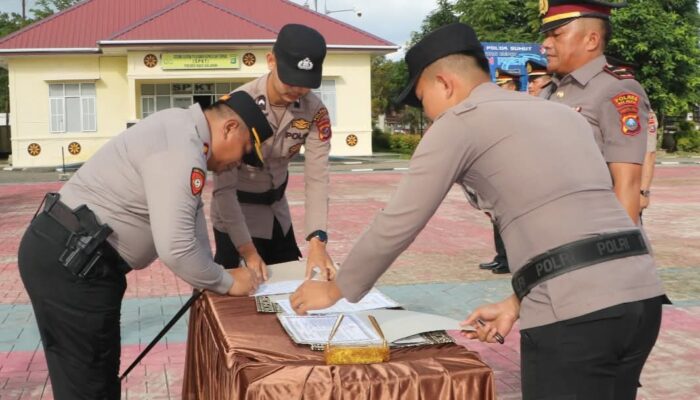 Kapolres Nias Selatan Memimpin Langsung Sertijab Kasat Binmas Dan Kabag SDM Polres Nias Selatan 